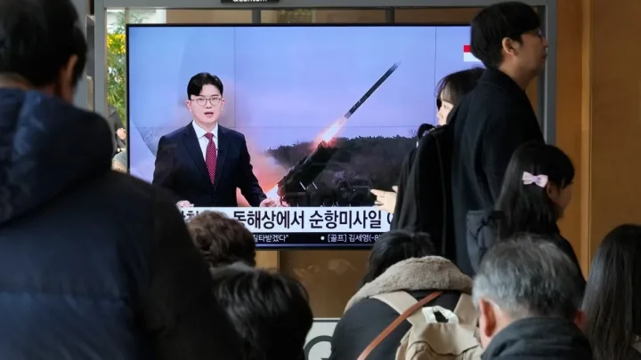 “Kim Jong-un Observa Prueba de Misiles de Crucero Desde un Submarino”