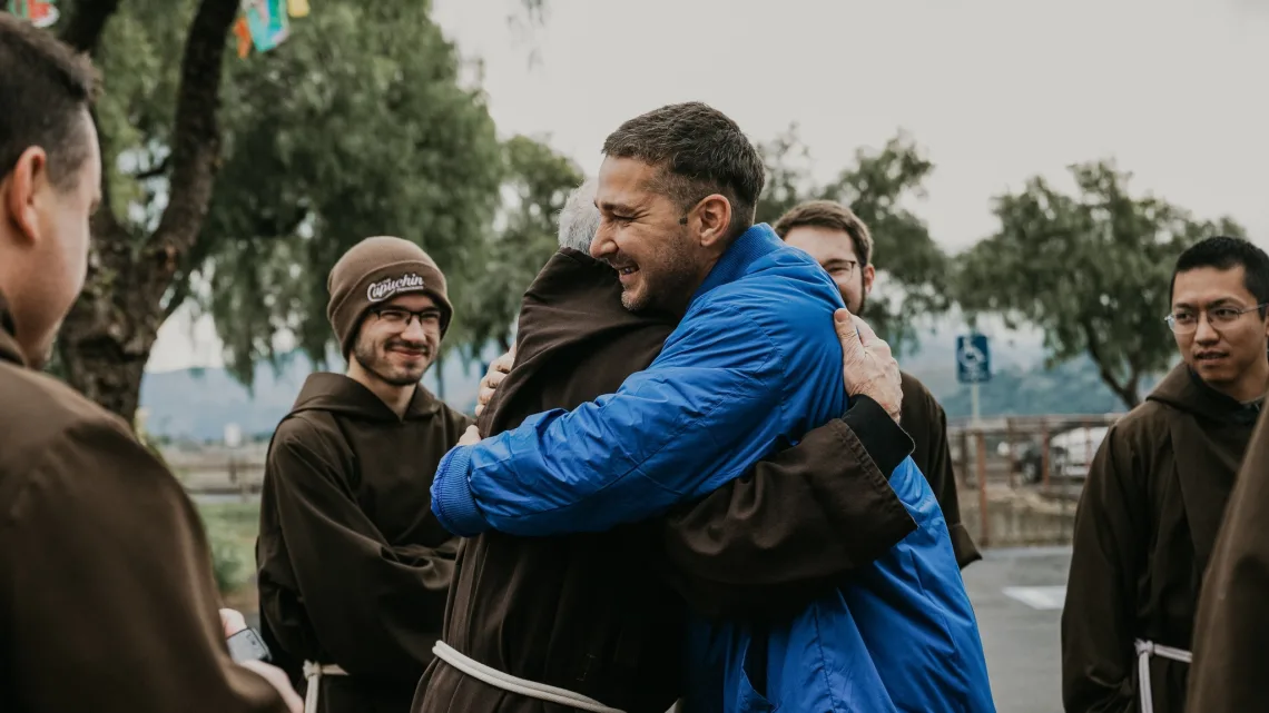  “Shia LaBeouf Experimenta una Transformación Espiritual: Se Convierte al Catolicismo y Aspira a Ser Diácono”