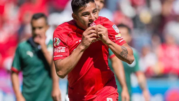 “Regreso Triunfal: Alexis Vega Oficialmente Vuelve a Toluca Después de Cinco Años”