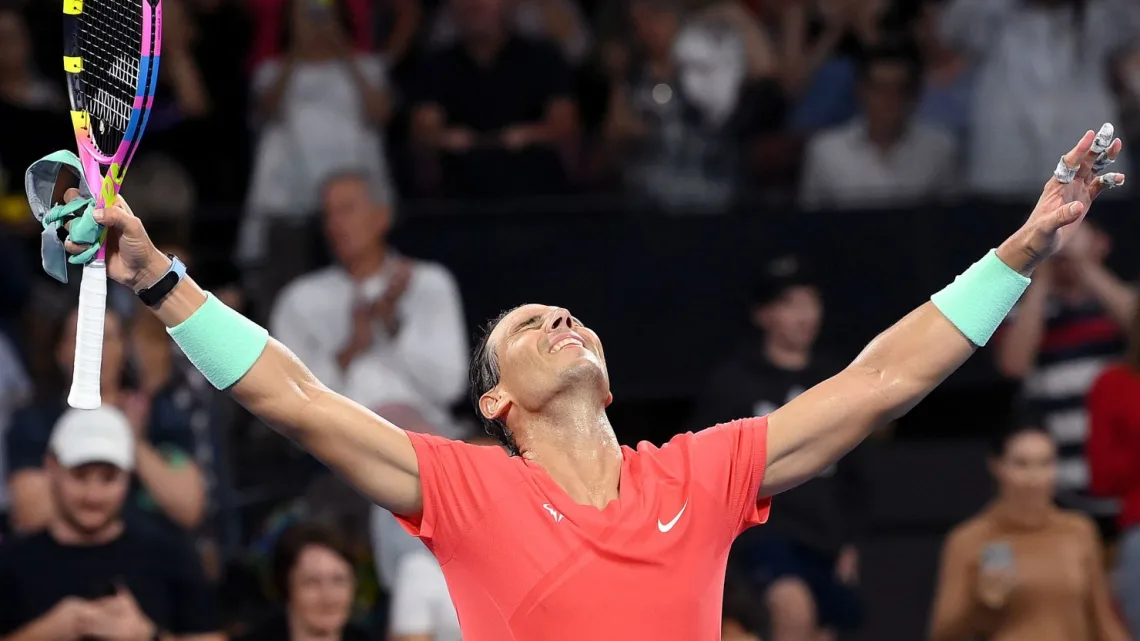 “Rafael Nadal Regresa Triunfalmente Tras un Año de Ausencia”