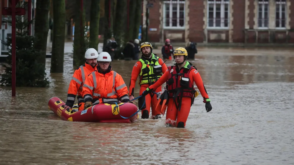 “Inundaciones en Inglaterra: Evacuaciones y Cancelaciones de Trenes por Desbordamientos de Ríos”