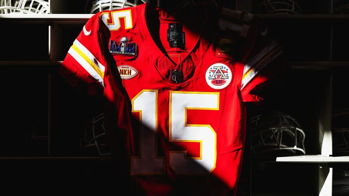“Kansas City Chiefs Desvela Elegante Atuendo para el Super Bowl LVIII en Allegiant Stadium”