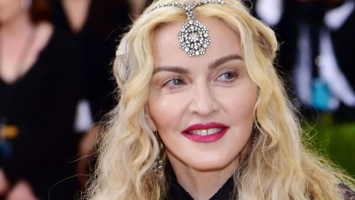 “Madonna Demandada por Comenzar Concierto con Dos Horas de Retraso”   