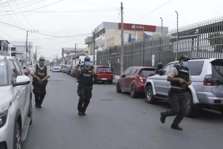 Incertidumbre de viajeros al llegar a una desolada Guayaquil