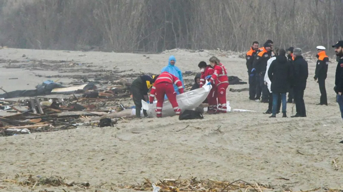 “Tragedia en el Mediterráneo: Al menos 78 Personas Fallecen en Dos Naufragios a Finales de 2023”