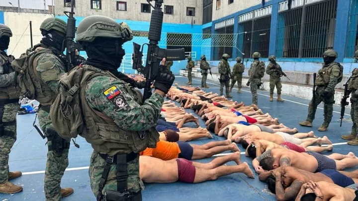 “Ecuador Despliega Miles de Militares y Policías para Restablecer el Orden en Cárceles Después de una Semana de Violencia sin Precedentes”