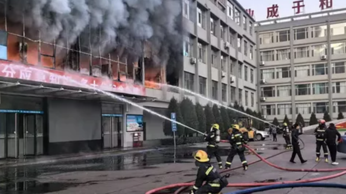 “Siete Detenidos por Incendio en Dormitorio Escolar en China que Dejó 13 Muertos”