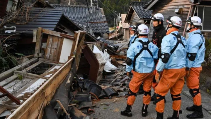 “Japón en Carrera Contra el Tiempo: Rescatistas Luchan por Sobrevivientes del Potente Terremoto”