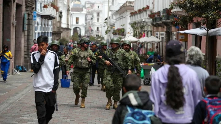 Ecuador anuncia “semaforización” del toque de queda en el país