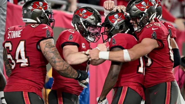“Los Buccaneers de Tampa Bay Avanzan de Forma Contundente al Juego Divisional Tras Aplastar a los Eagles 32-9”