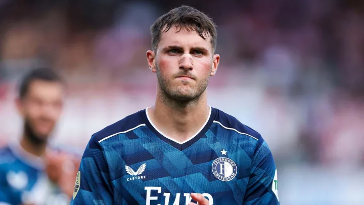 “Feyenoord da un Vistazo Exclusivo al Documental de Santiago Giménez”