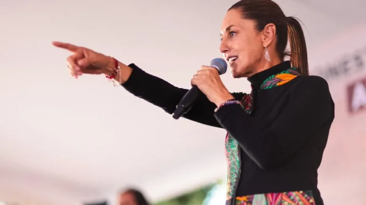Claudia Sheinbaum cierra filas con Lopez Obrador durante su registro como candidata