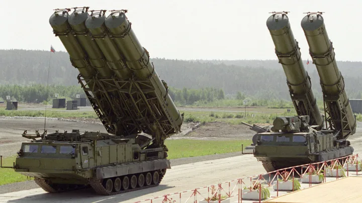“Rusia Refuerza su Escudo Antiaéreo en Medio de la Tensión con Ucrania y Advierte a EE. UU. sobre Despliegue Nuclear”