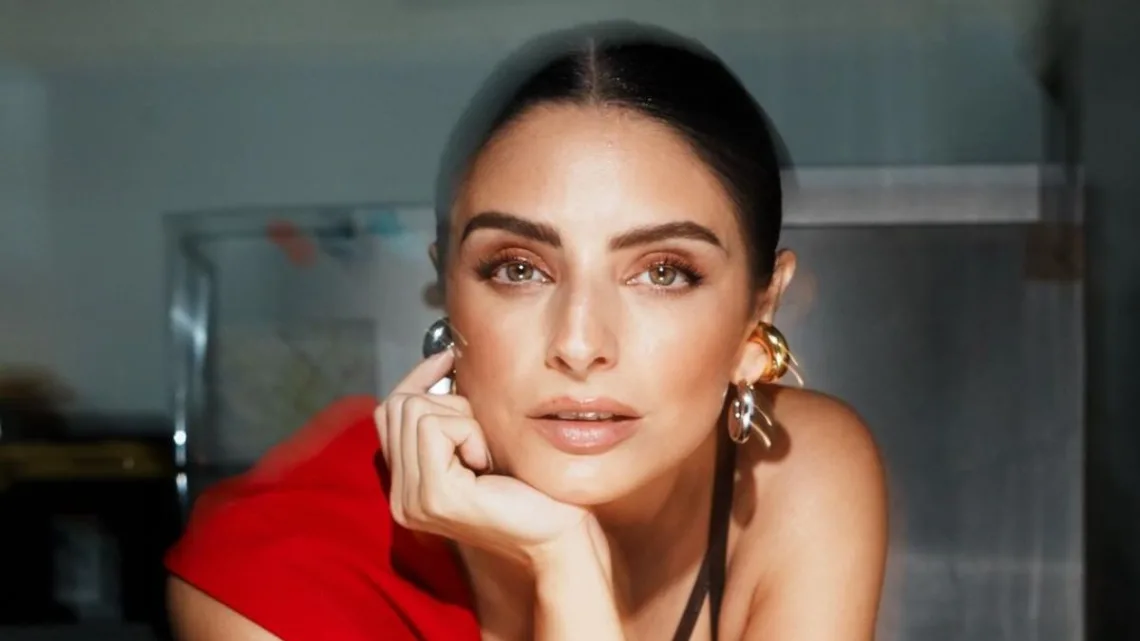 Aislinn Derbez Expande su Familia con un Nuevo Integrante Peludo   