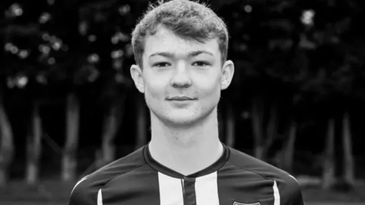 “Conmoción en el Fútbol: Trágica Pérdida de Promesa Juvenil y su Padre en Accidente Mortal”