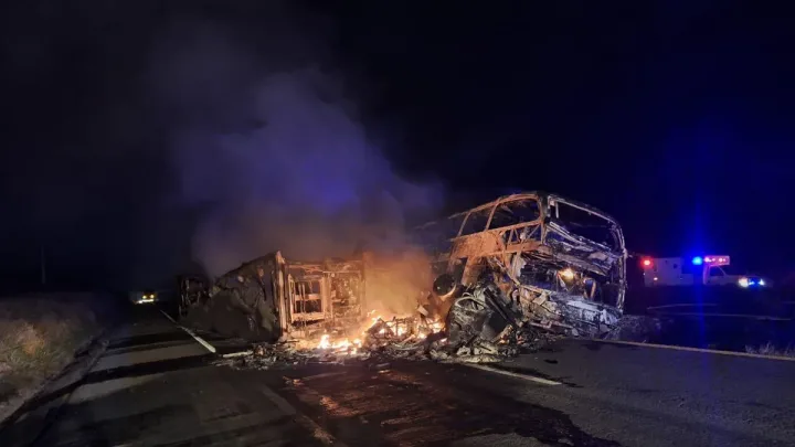 “Grave Accidente en la Maxipista Culiacán-Mazatlán: Al Menos 19 Muertos y 18 Heridos”