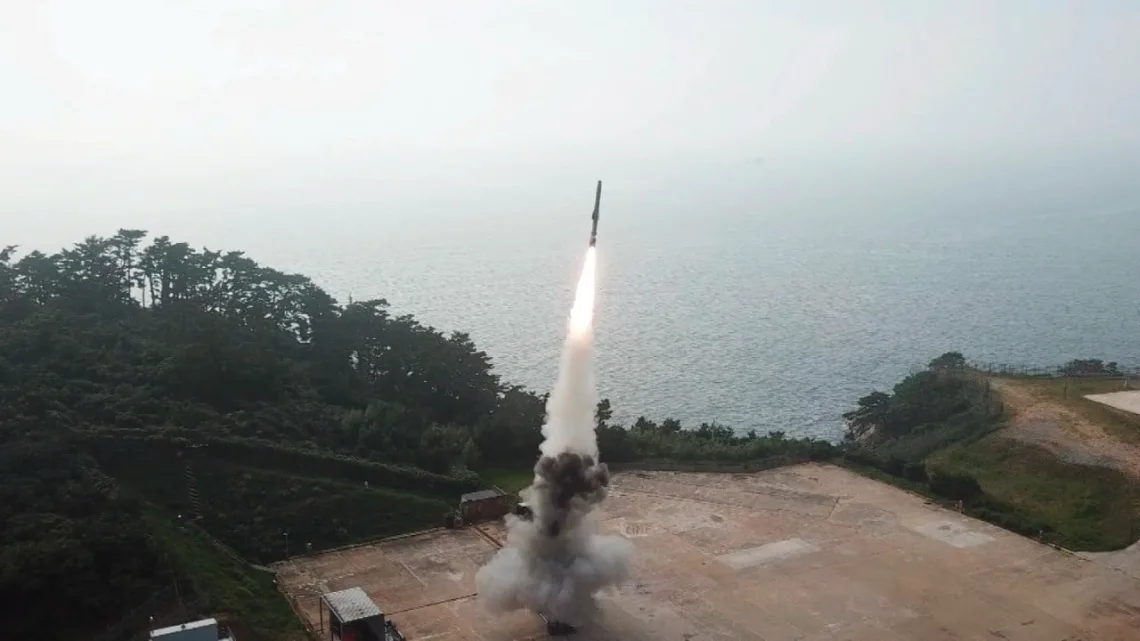  “Corea del Norte Asegura Éxito en la Prueba de Misil de Combustible Sólido y Ojiva Hipersónica”   