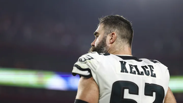“Emotivo Adiós: Jason Kelce Anuncia su Retiro Tras Eliminación de los Eagles en los Playoffs de la NFL”