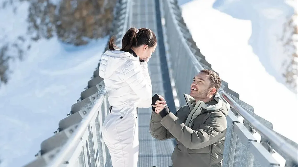 “Ed Westwick, el Inolvidable Chuck Bass de ‘Gossip Girl’, Anuncia su Compromiso con Amy Jackson”   