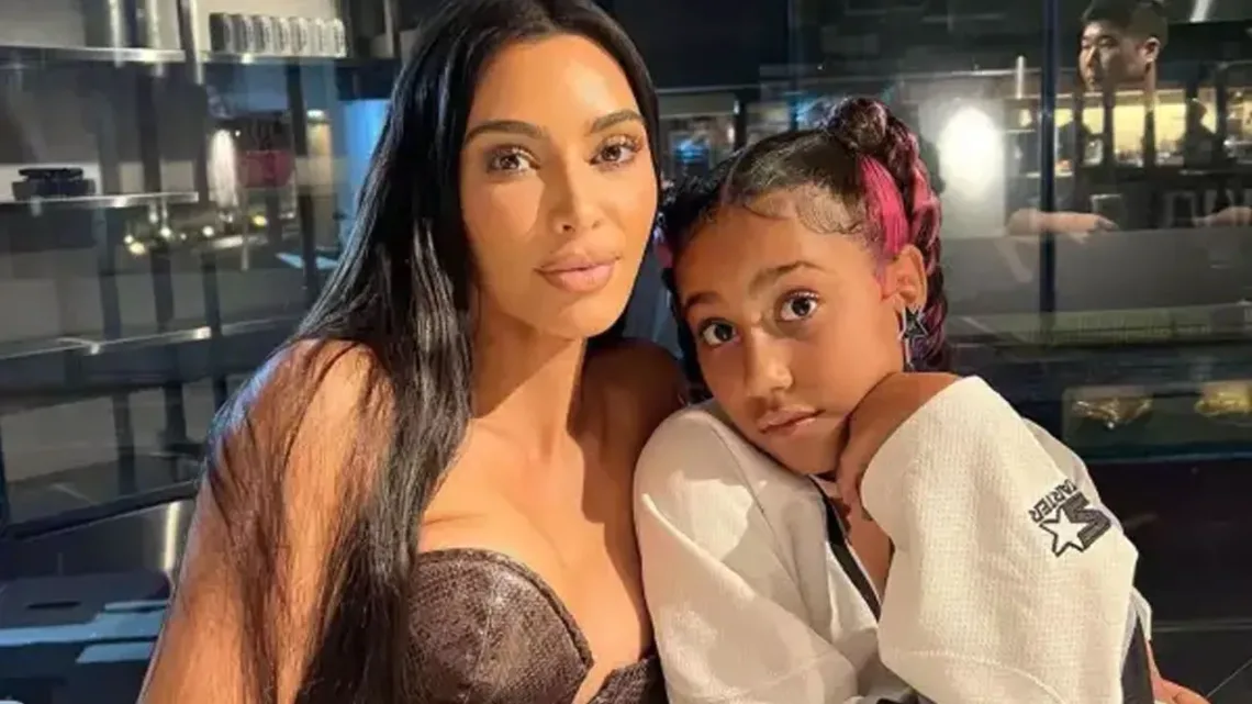 “¡North West ‘Balconea’ a Kim Kardashian y Publica sus Fotos sin Maquillaje en TikTok!”