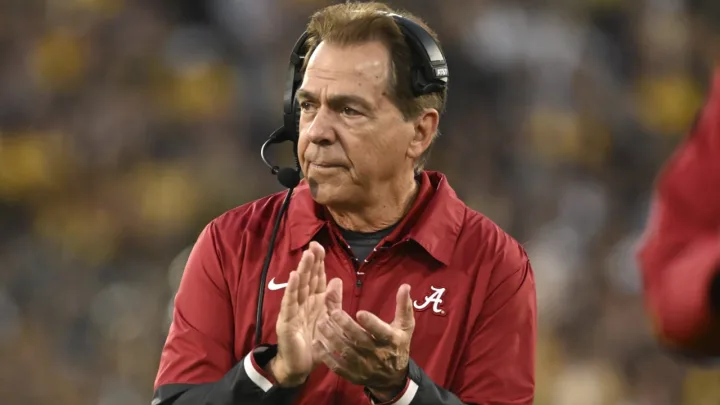 “Una Era Legendaria Llega a su Fin: Nick Saban Anuncia su Retiro del Fútbol Americano Colegial”