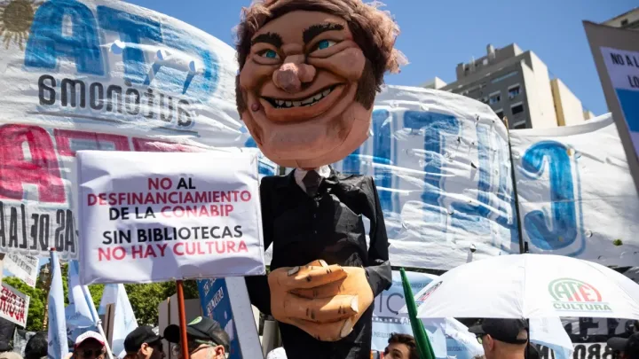  “Argentina en Paro General: Desafío para Milei en Medio de Protestas Sindicales”