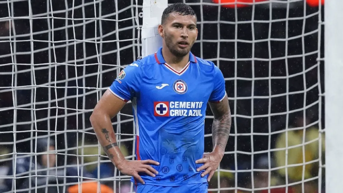  “Incertidumbre en Cruz Azul: Juan Escobar, Entre la Espada y la Pared”
