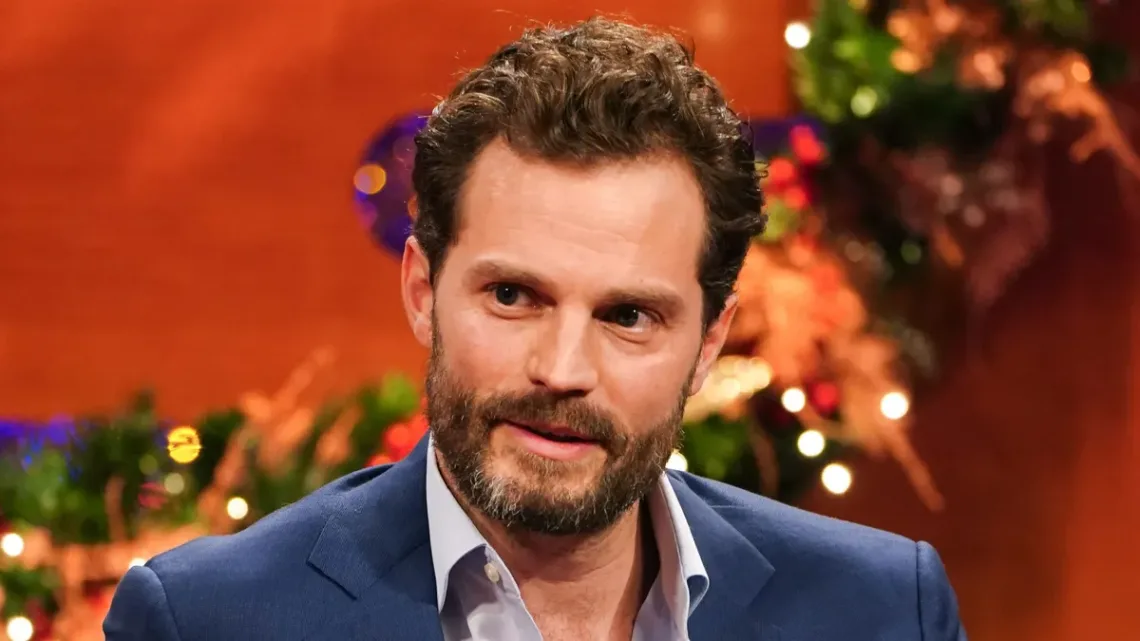 “Jamie Dornan Hospitalizado por Encuentro Peligroso con Orugas Tóxicas en Portugal”