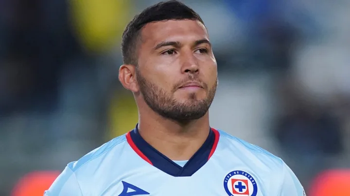 “Juan Escobar Rompe Vínculos con Cruz Azul: Rumbo a Nuevos Desafíos”