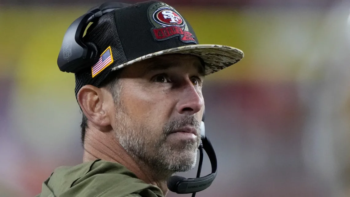 “Juego de Estrategias: Shanahan Estudia a Packers en Tiempo Real”