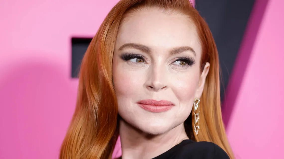 “Lindsay Lohan Rompe el Silencio: Debut como Mamá y Sorpresiva Reaparición en el Estreno de ‘Chicas Pesadas'”
