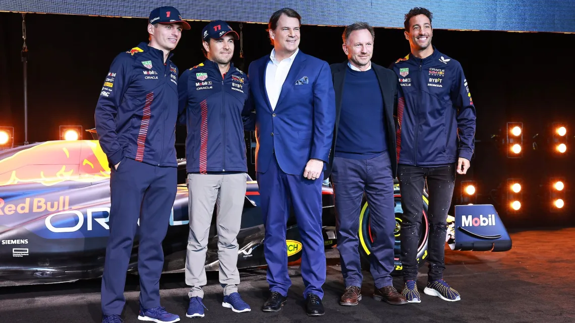 “‘Checo’ Pérez Entre la Espada y la Pared: Ford Acecha Mientras Red Bull Analiza”
