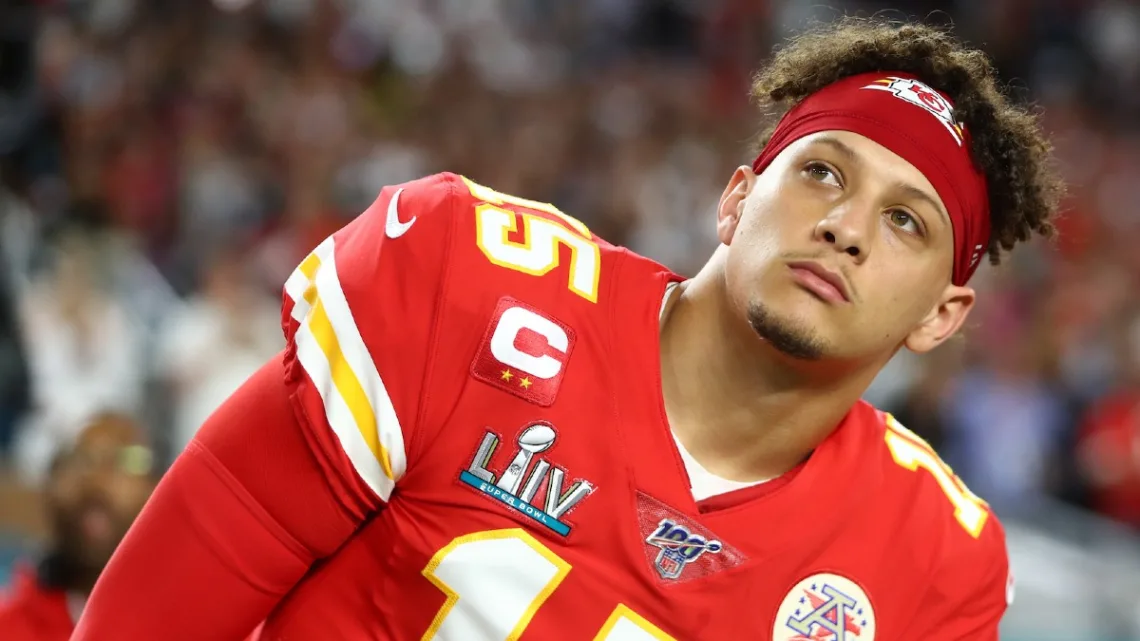 “Patrick Mahomes se Enfrenta a un Nuevo Desafío: Jugar como Visitante en los Playoffs”