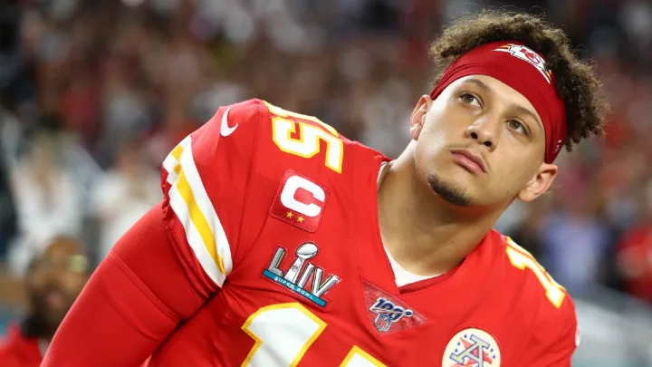 “Patrick Mahomes se Enfrenta a un Nuevo Desafío: Jugar como Visitante en los Playoffs”