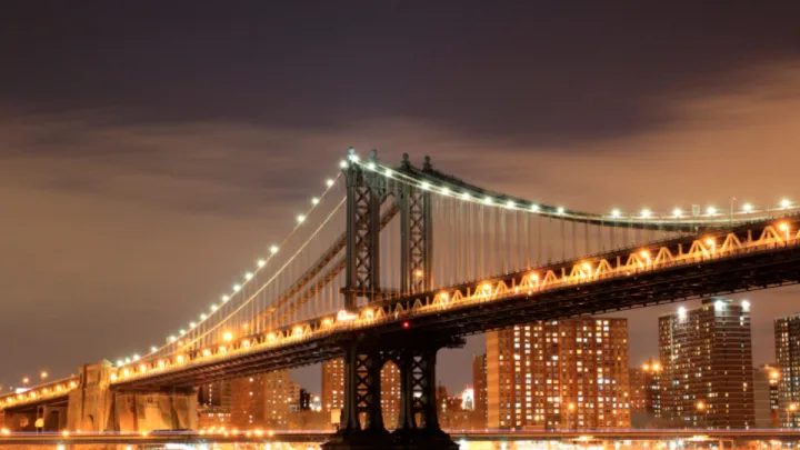 Brooklyn ilumina los arcos de su puente por primera vez en cuarenta años