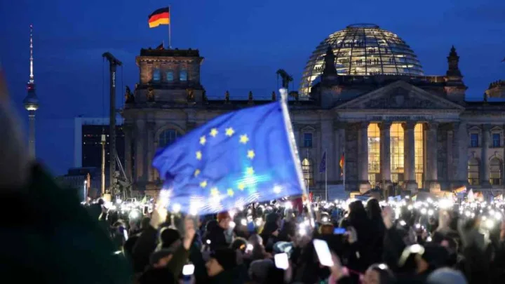 Protesta contra ultraderecha atrae a cerca de 100 mil personas en Múnich