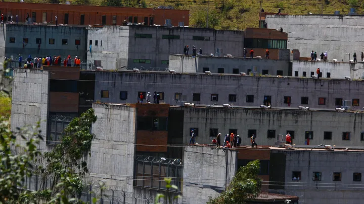 Liberan a dos de los 178 funcionarios retenidos en motines en siete cárceles de Ecuador