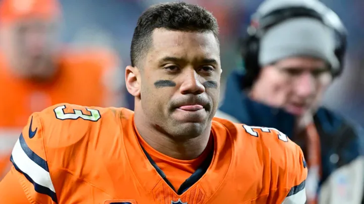 “Russell Wilson, en la Banca y con Futuro Incierto en los Broncos de Denver”   