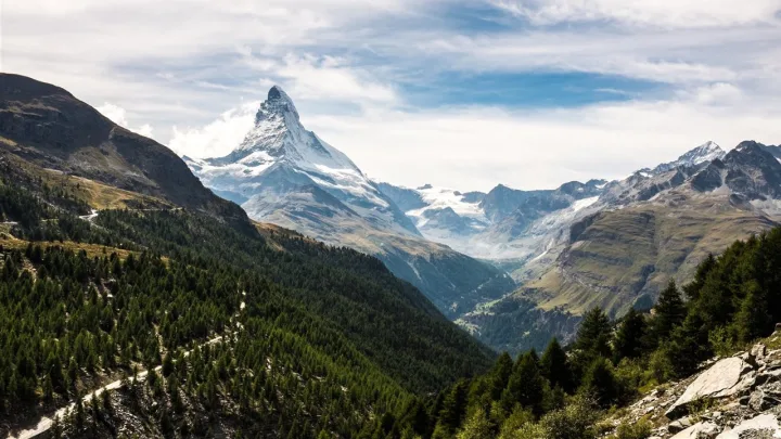 “Cambio Climático Redefine la Altura de Cumbres Alpinas en Suiza”
