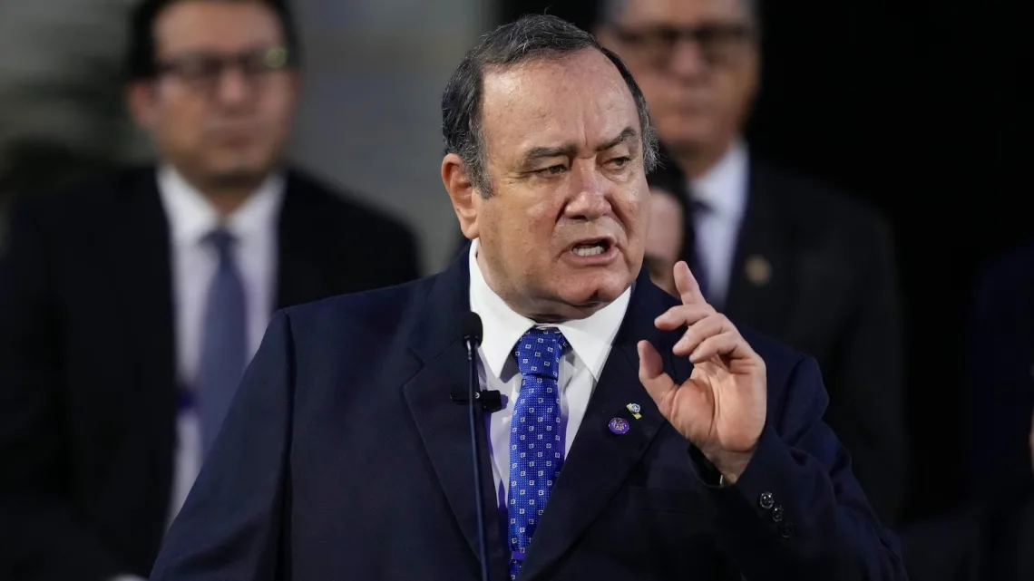 “EE.UU. Prohíbe la Entrada a su Territorio a Ex-Presidente Guatemalteco Giammattei por Corrupción”