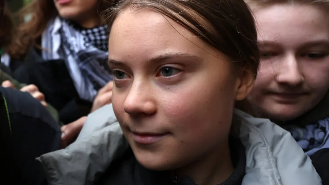 “Greta Thunberg Enfrenta Juicio por Bloquear Conferencia Petrolera y Gasera en Londres”   