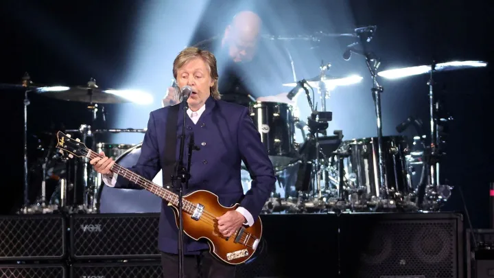  Paul McCartney recupera un bajo que perdió cuando se separó de los Beatles