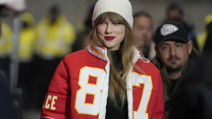  Taylor Swift dona 100 mil dólares a familia de víctima del tiroteo en desfile de Kansas City   