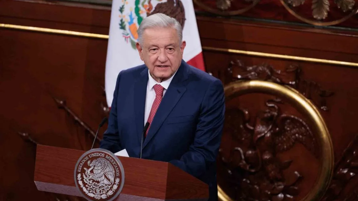 “Propuesta de López Obrador: Pensiones al 100% en Medio de Polémica”   
