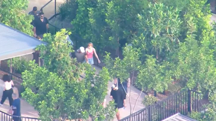 Travis Kelce y Taylor Swift Disfrutan de un Romántico Día en un Zoológico de Sídney