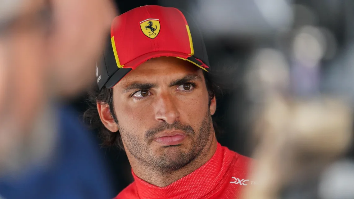 “Carlos Sainz, ¿Rumbo a Red Bull en 2025? Renovación con Ferrari Estancada por Lewis Hamilton”   
