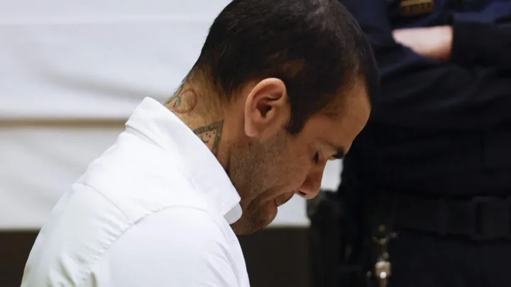 Condenan a Dani Alves a 4 años y seis meses de prisión por agresión sexual  