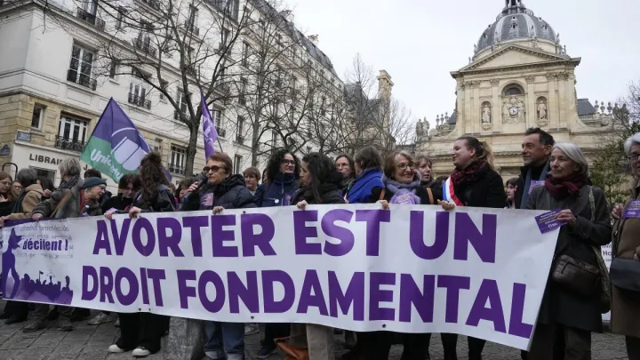  El Senado francés aprueba incluir el aborto en la Constitución