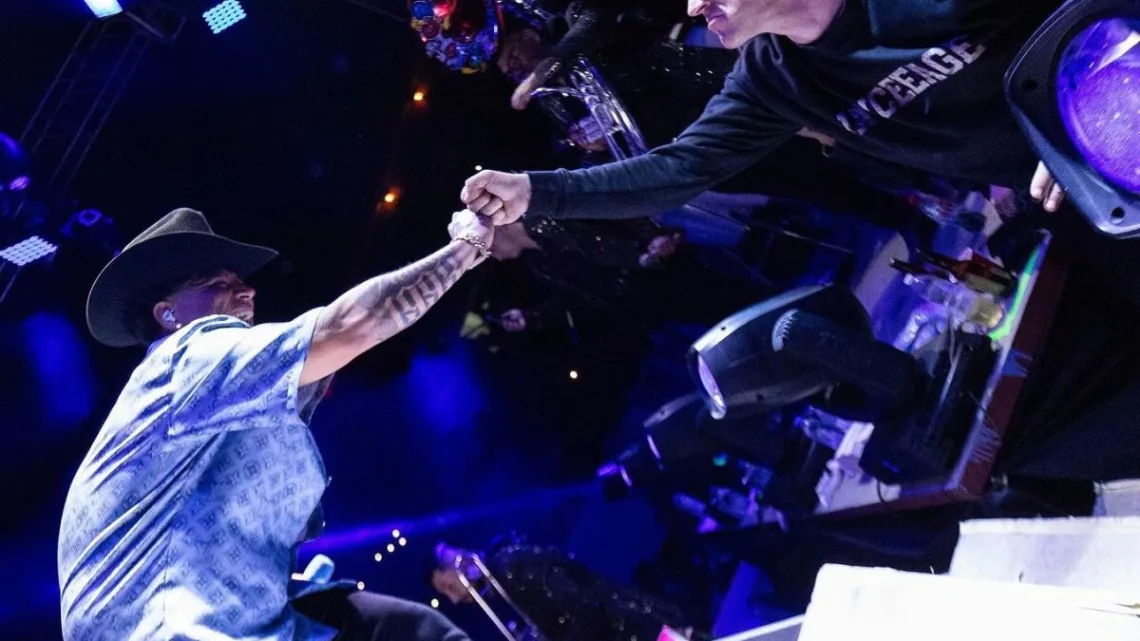 Drake Bell aclara polémica durante show de Grupo Firme