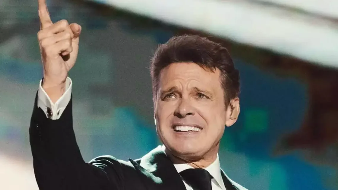  Luis Miguel al Natural: Bailando y Arreglándose Frente al Espejo